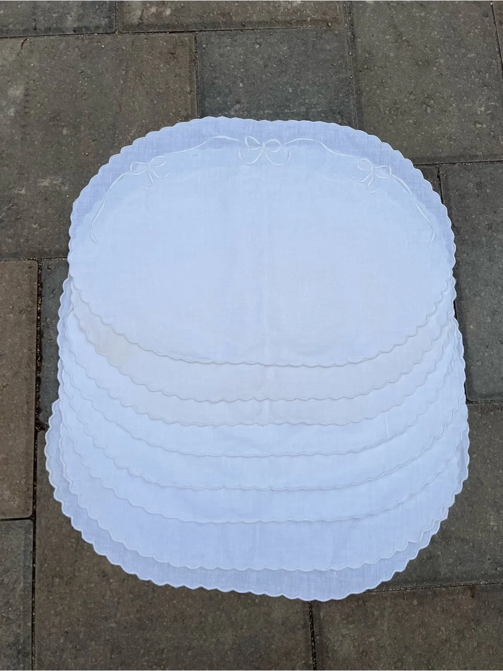 Set of 8 Vintage White Linen Oval Placemats Embroidered Bows & Scalloped Edges